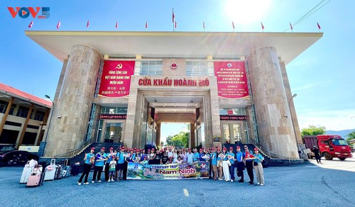 首批游客经广宁省横模口岸出境旅游 - ảnh 1