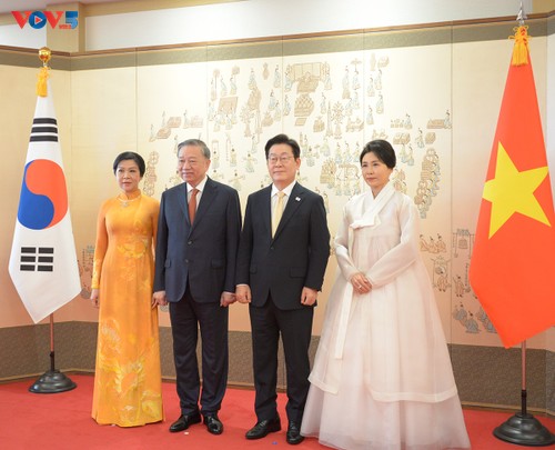 韩国以21响礼炮欢迎苏林总书记 - ảnh 1