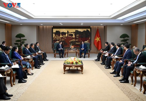 范明政会见老挝企业改革委员会主任沙伦塞 - ảnh 1
