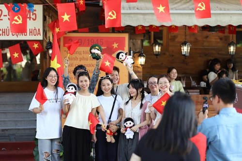 咖啡馆装饰金星红旗，庆祝越南国庆80周年 - ảnh 13