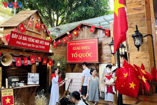 咖啡馆装饰金星红旗，庆祝越南国庆80周年 - ảnh 2