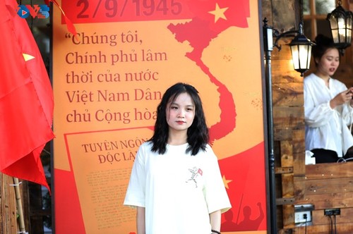 咖啡馆装饰金星红旗，庆祝越南国庆80周年 - ảnh 5