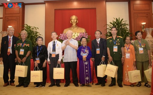 Nguyên Phu Trong rencontre des personnes méritantes à Hanoï  - ảnh 1