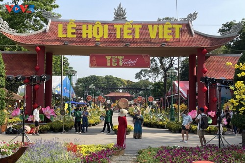 Sitten und Bräuche zum Neujahrsfest werden beim vietnamesischen Tetfest in Ho-Chi-Minh-Stadt dargestellt - ảnh 1