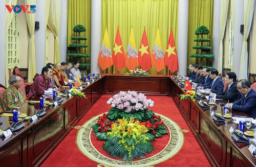 Staatspräsident Vietnams und König von Bhutan verständigen sich auf die Stärkung der bilateralen Beziehungen - ảnh 1