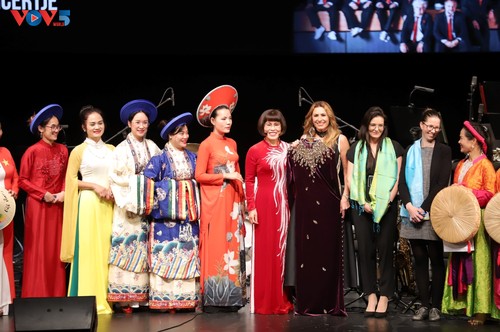 Vietnamesischer Ao Dai beim internationalen Konzert in Budapest vorgestellt - ảnh 1
