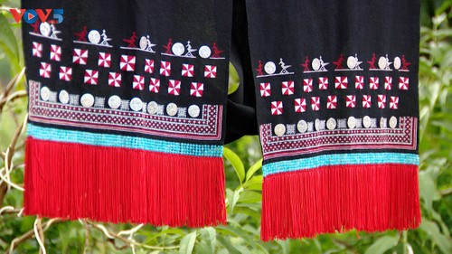 Indigofarbe auf der Tracht der Volksgruppe der Dao - ảnh 2