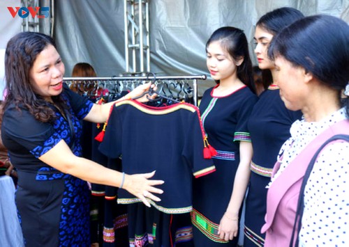 Brokate mit Mustern auf Kleid der Ede - ảnh 1