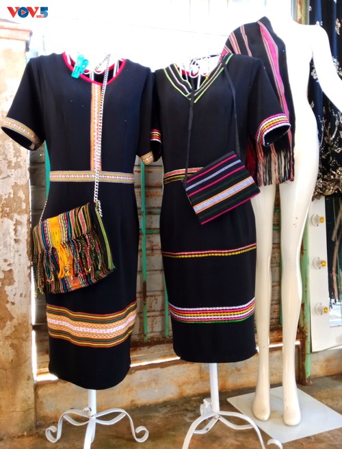 Brokate mit Mustern auf Kleid der Ede - ảnh 2