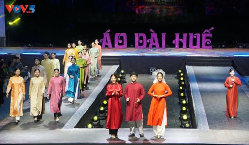 Eröffnung des Ao Dai-Nachtfestes in Hue 2025 - ảnh 1