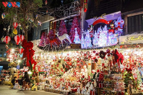 Jalan Hang Ma yang Berwarna-warni Menyambut Hari Natal - ảnh 1