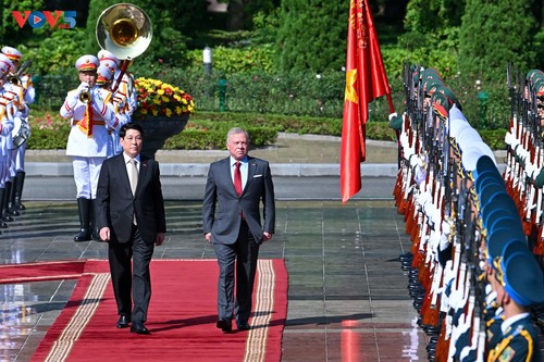 Presiden Vietnam, Luong Cuong Memimpin Upacara Penyambutan Resmi Raja Yordania - ảnh 1