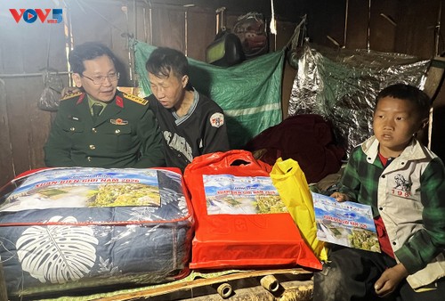 Musim Semi di Wilayah Perbatasan: Hangatnya Kawan Sekesatuan, Eratnya Ikatan Tentara dan Rakyat - ảnh 4