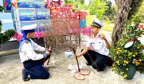 Tentara dan Rakyat di Pulau-Pulau Terpencil Bersiap Menyambut Hari Raya Tet - ảnh 2