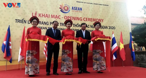 Triển lãm trang phục truyền thống các nước ASEAN 2020 - ảnh 1