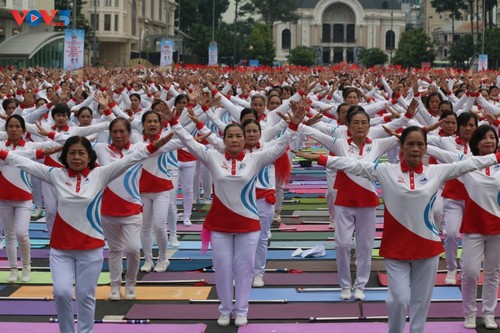 Người cao tuổi TP.HCM đồng diễn thể dục dưỡng sinh, yoga xác lập kỷ lục Việt Nam - ảnh 1