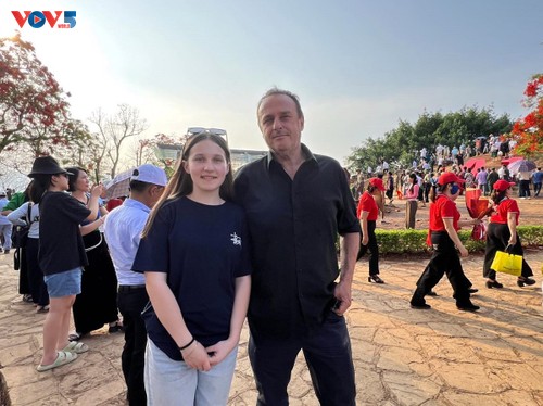 Người dân chào đón Lễ kỷ niệm 70 năm Chiến thắng Điện Biên Phủ - ảnh 2