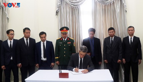 Đại sứ quán Việt Nam tại Campuchia tổ chức lễ viếng và mở sổ tang nguyên Chủ tịch nước Trần Đức Lương - ảnh 2