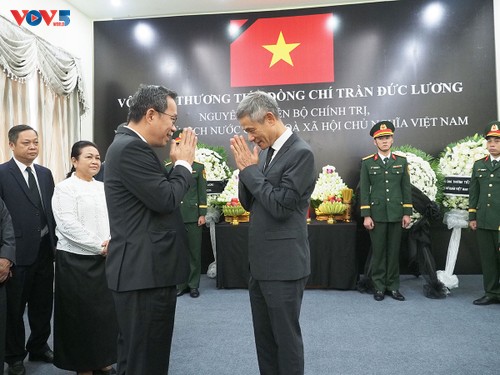 Đại sứ quán Việt Nam tại Campuchia tổ chức lễ viếng và mở sổ tang nguyên Chủ tịch nước Trần Đức Lương - ảnh 3