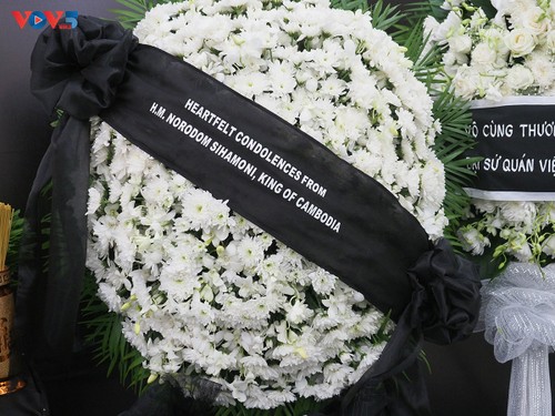 Đại sứ quán Việt Nam tại Campuchia tổ chức lễ viếng và mở sổ tang nguyên Chủ tịch nước Trần Đức Lương - ảnh 4