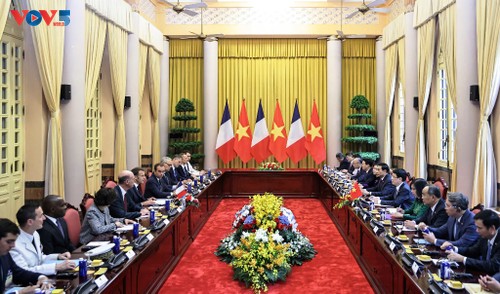 Chủ tịch nước Lương Cường chủ trì lễ đón và hội đàm với Tổng thống Pháp Emmanuel Macron - ảnh 2