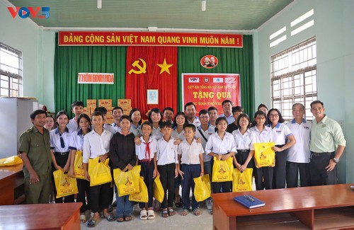 VOV Thành phố Hồ Chí Minh thăm, tặng quà cho người dân và học sinh đồng bào Chăm ở Lâm Đồng - ảnh 1