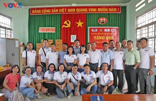 VOV Thành phố Hồ Chí Minh thăm, tặng quà cho người dân và học sinh đồng bào Chăm ở Lâm Đồng - ảnh 2