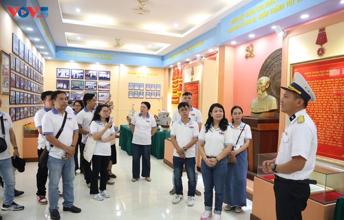 VOV Thành phố Hồ Chí Minh thăm, tặng quà cho người dân và học sinh đồng bào Chăm ở Lâm Đồng - ảnh 3