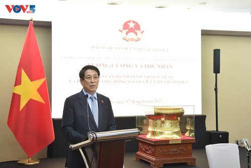 Chủ tịch nước Lương Cường gặp gỡ cán bộ, nhân viên Đại sứ quán và cộng đồng người Việt Nam tại Angola - ảnh 1