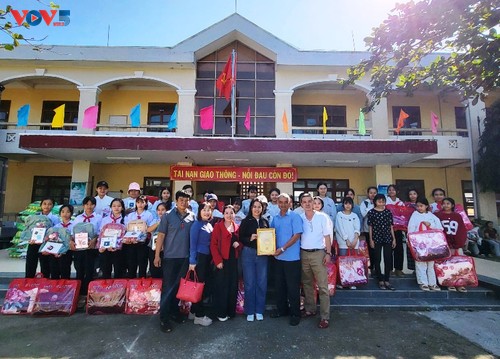 Hiệp hội Doanh nhân Việt Nam ở nước ngoài hỗ trợ bà con vùng lũ Phú Yên - ảnh 3