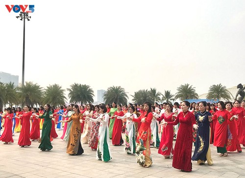 Vietnamese women respond to Ao Dai Week  - ảnh 1