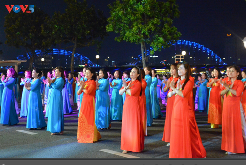 Vietnamese women respond to Ao Dai Week  - ảnh 2