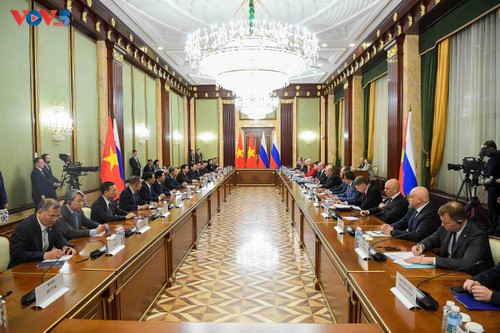 Party leader begins official visit to Russia, meets PM Mikhail Mishustin - ảnh 3