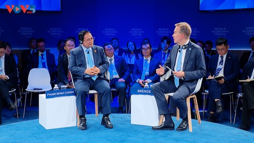 Vietnam pursues balanced, self-reliant foreign policy, PM tells World Economic Forum - ảnh 1