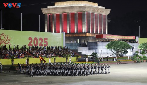 Troops, weapons march through Ba Dinh Square in first full rehearsal for National Day parade  - ảnh 1