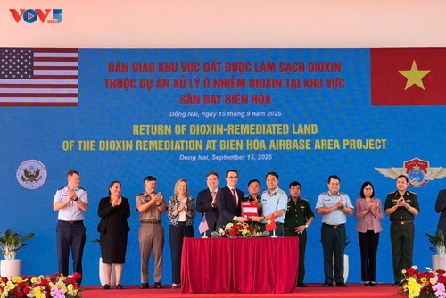 US Embassy hands over 6 hectares of dioxin-remediated land at Bien Hoa airbase area - ảnh 1