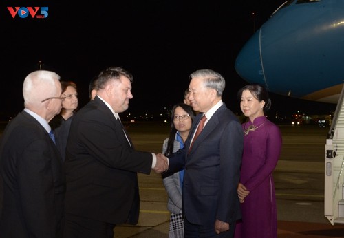 Party General Secretary arrives in Sofia for official visit to Bulgaria - ảnh 1