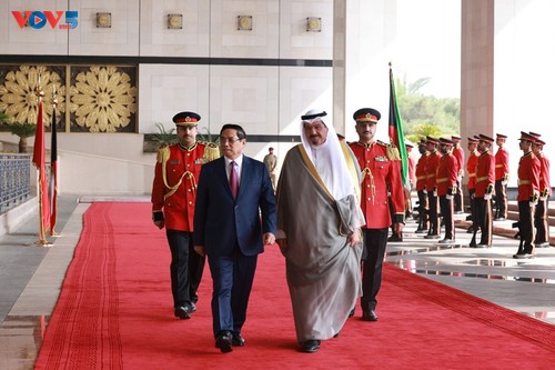 Red-carpet welcome ceremony for Vietnamese PM in Kuwait - ảnh 1