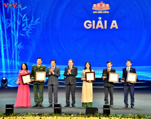 64 journalistic pieces honored with Dien Hong Award - ảnh 1