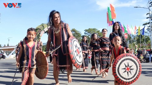 Street festival connects humans and Gong culture in Da Lat - ảnh 1