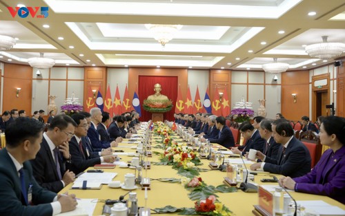 Party leader To Lam holds talks with Party general secretary and president of Laos  - ảnh 1
