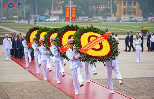 Party, State leaders pay tribute to President Ho Chi Minh on CPV founding anniversary  - ảnh 1