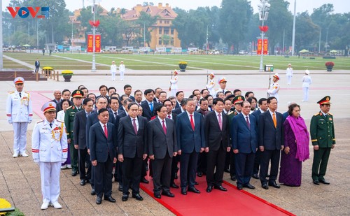 Party, State leaders pay tribute to President Ho Chi Minh on CPV founding anniversary  - ảnh 2