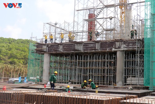 Thousands work through Tet holiday on APEC Phu Quoc mega-construction site - ảnh 1