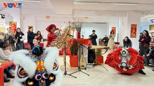 Spring market celebrates Vietnamese Tet in France - ảnh 1