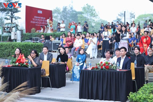 Triển lãm: “Áo dài phụ nữ Việt Nam đi qua khói lửa chiến tranh” - ảnh 1