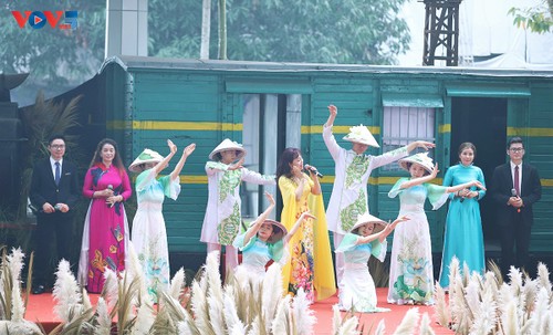 Triển lãm: “Áo dài phụ nữ Việt Nam đi qua khói lửa chiến tranh” - ảnh 4