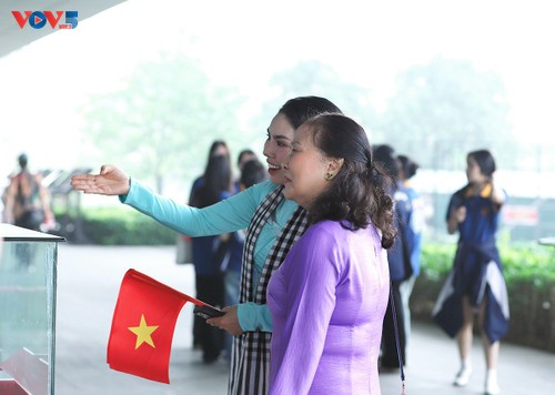 Triển lãm: “Áo dài phụ nữ Việt Nam đi qua khói lửa chiến tranh” - ảnh 8