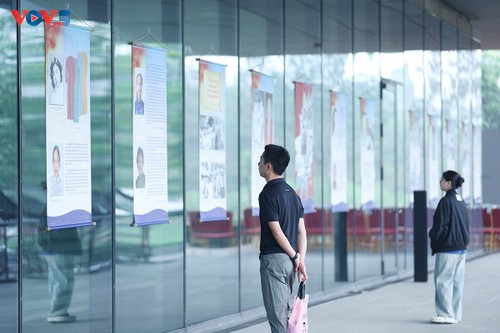 Triển lãm: “Áo dài phụ nữ Việt Nam đi qua khói lửa chiến tranh” - ảnh 9