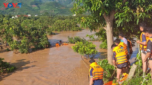 Giải cứu thành công người dân bị cô lập do mưa lũ ở các tỉnh miền núi phía Bắc - ảnh 6